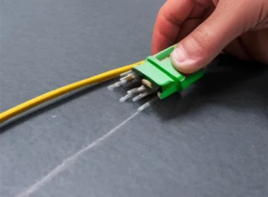 Jak podłączyć kabel światłowodowy w bloku